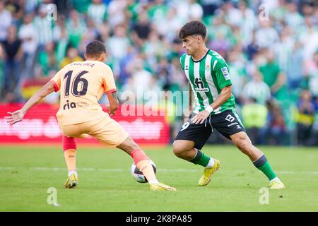 Nahuel Molina von Atletico de Madrid und Juan Cruz von Real Betis während des Fußballspiels der spanischen Meisterschaft La Liga zwischen Real Betis und Atletico de Madrid am 23. Oktober 2022 im Benito Villamarin-Stadion in Sevilla, Spanien - Foto: Joaquin Corchero/DPPI/LiveMedia Stockfoto