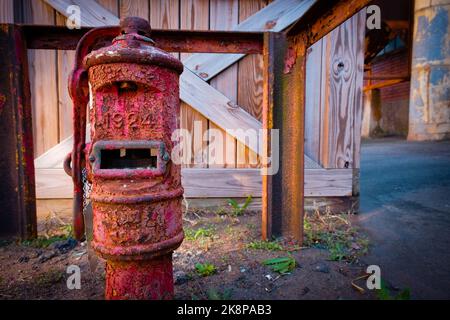 Antike bemalte und rissige Pumpe in Charlotte, NC. Stockfoto