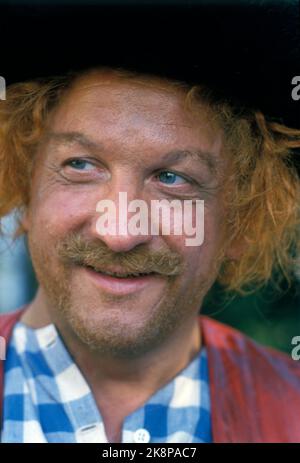 Oslo 19870929. Jon Eikemo wie Jonatan, einer der drei Räuber im Film People and Robbers in Cardamom City, nach dem Buch und der Theateraufführung zu Thorbjørn Egner. Rollenbild, aus den Dreharbeiten. Foto Henrik Laurvik / NTB Stockfoto