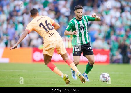 Nahuel Molina vom Atletico de Madrid und die deutsche Pezzella von Real Betis während des Fußballspiels der spanischen Meisterschaft La Liga zwischen Real Betis und Atletico de Madrid am 23. Oktober 2022 im Benito Villamarin Stadion in Sevilla, Spanien - Foto: Joaquin Corchero/DPPI/LiveMedia Stockfoto