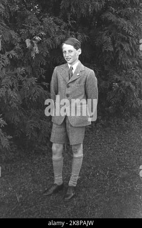 Asker 19460524. Die Kronprinzenfamilie fotografierte in Skaugum. Hier sehen wir Prinz Harald im Garten von Skaugum. Foto: NTB Archive / NTB Stockfoto