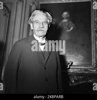 Oslo 19541102 der Friedenspreis: Friedensnobelpreis für 1952 an Albert Schweitzer, Arzt, Missionar und Gründer des Lambarene Hospital in Gabun. (Die Auszeichnung wurde 1952 vergeben, Schweitzer war jedoch nicht bei der Auszeichnung anwesend. Er besuchte Norwegen im November 1954. Hier Schweitzer bei einer Pressekonferenz am 2. November 1954.) Foto: NTB / NTB Stockfoto