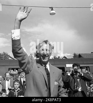 Alvdal August 1963. Die Premiere des Films 'Fresc kick' nach den Büchern von K. Aukrust wurde der Molkerei in Alvdal hinzugefügt. Hier reisten alle Hauptrolle, und die Einheimischen machten ein öffentliches Festival. Hier passt Schauspieler Leif die Wellen an alle Teilnehmer an. Foto: Sverre A. Børretzen / Aktuell / NTB Stockfoto