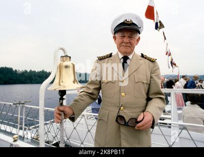 Mjøsa 19790608 Skibladner ist der älteste Raddampfer der Welt im täglichen Betrieb. Hier Skibladner auf Mjøsa. Captain Geir Jørgensen klingelt mit der Schiffsuhr. Foto: Vidar Knai / NTB / NTB Stockfoto