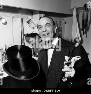 Oslo 19620302 der schwedische Schauspieler und Künstler Karl Gerhard hinter der Bühne bei Chat Noir. Elegant gekleidet mit einem Hut aus Zahnseide und einem Kreuzschlaufe. Foto: NTB / NTB Gerhard wurde eigentlich Karl Emil Georg Johnson (1891/1964) genannt Stockfoto