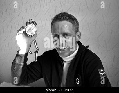 Innsbruck, Österreich 196402 die Olympischen Winterspiele 9.. Die Kombination wurde von Tormod Knutsen gewonnen. Hier Knutsen mit der Medaille. Foto: Current / NTB Stockfoto