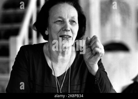 Tangen at Mjøsa Juni 1965 Autor Ingeborg Refleing Hagen (1895-1989) interviewte in seinem Haus Fredheim. Sie spricht über ihre Arbeit an der Suttung-Bewegung, die sie begonnen hat. Die Suttung-Bewegung ist eine Bewegung zur Verbreitung von Kultur und Literatur. Im Zentrum der Arbeit der Bewegung steht die Verbreitung der klassischen Literatur, insbesondere von Henrik Wergeland. Die Bewegung befasst sich insbesondere mit ihrer Arbeit an Kindern und Jugendlichen. Foto: Sverre A Børretzen / Aktuell / NTB Stockfoto