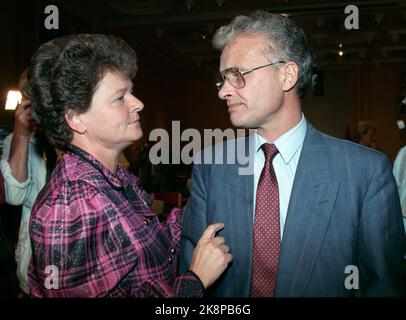 Oslo 19890911. Storting Elections 1989. Die Wahl der Labour Party im Volkshaus. Premierminister und Parteichef Gro Harlem Brundtland im Gespräch mit dem scheidenden Gruppenleiter Einar Førde. Die Prognosen zeigen, dass AP die Regierungsmacht verliert. NTB Stock Photo Knut Out / NTB Stockfoto