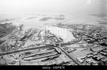 Der Oslo Fjord Februar / März 1970. Strenge Kälte führte dazu, dass der Oslo-Fjord vereist wurde, und als die letzte Fähre zwischen den Inseln im Oslo-Fjord zerstört wurde, waren die Inselbewohner auf Lindøya, Hovedøya, Bleikøya und Gressholmen vollständig von der Außenwelt isoliert. Hier ist ein Übersichtsbild vom Hafen Oslo, mit Bjørvika und Bispevika, der Ostbahn mit den Gleisen, E-18, den Verkehrsmaschinen Bispelokket und Hafenlager. Foto: Per Ervik / Current / NTB Stockfoto