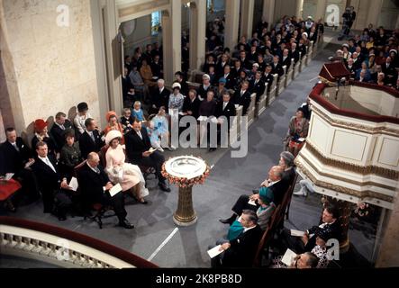 Oslo 19711019: Prinzessin Märtha Louise - Taufe in der Schlosskapelle. Kronprinzessin Sonja mit dem Taufkind sitzt am Taufbecken zwischen König Olav und Kronprinz Harald. Übersichtsbild Schlosskapelle. NTB-Archivfoto / ntb Stockfoto