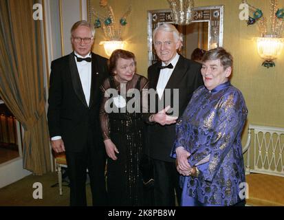 Oslo 19921210: Das Nobelkomitee 1992. Vom Vorsitzenden des linken Nobelkomitees, Francis Sejersted, Gidske Anderson, Kåre Kristiansen und Hanna Kvanmo, während des Banketts, das das Nobelkomitee dem Friedensnobelpreisträger gab. Foto: Aleksander Nordahl NTB / NTB Stockfoto