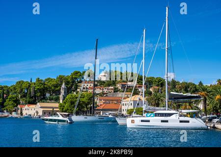 Yachten liegen an der Küste der malerischen Stadt Cavtat an der dalmatinischen Küste Kroatiens Stockfoto