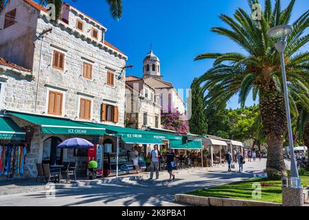 Geschäfte und Restaurants auf der Hauptstraße der malerischen Stadt Cavtat an der dalmatinischen Küste von Kroatien Stockfoto