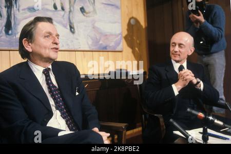 Oslo 19830113. Der schwedische Premierminister Olof Palme besucht Oslo. Hier im Gespräch mit Premierminister Kåre Willoch. Foto: Henrik Laurvik / NTB Stockfoto