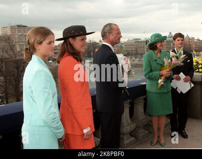 Stockholm 19960430: Schwedens König, König Carl XVI Gustaf 50 Jahre. Das Volk zollt dem König Tribut. Der königliche Jubel begrüßt und winkt der Menge vom Balkon des Lejonbakken vor Stockholms Schloss zu. Hier zusammen mit dem Rest der schwedischen Königsfamilie, f.v. Prinzessin Madeleine, Kronprinzessin Victoria, König, Königin Silvia und Prinz Carl Philip. Foto: Bjørn Sigurdsøn Stockfoto