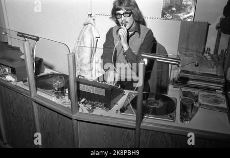 Oslo April 26. Die Disco 'Colony Club', die erste in Norwegen, zieht sowohl Prominente als auch andere an. Hier d.j. Tore Løken. Foto: Aage Storløkken / Aktuell / NTB Stockfoto