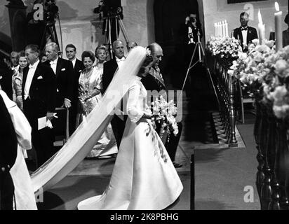 Oslo 1968-08-29: Königliche norwegische Hochzeit. Kronprinz Harald heiratet Sonja Haraldsen. Die Kathedrale - die Hochzeit. König Olav führte Sonja zum Altar, Gäste im Hintergrund. Der Schlepptau am Brautschleier hängt herunter. NTB-Archivfoto / NTB Stockfoto