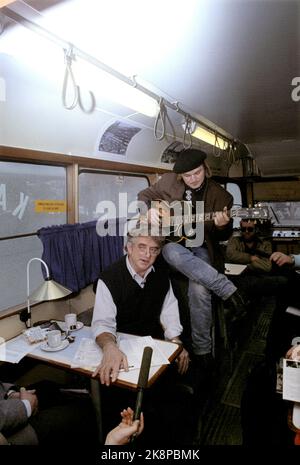 Oslo 19900402. Autor Jan Erik Vold bei der Präsentation seiner neuen Platte "die Wahrheit über die Straßenbahn ist, dass sie brennt" in der Straßenbahn Oslo. Foto: Morten Holm / NTB Stockfoto