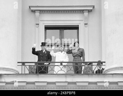 Oslo 19560517. Mai 17 in Oslo. Die Kronprinzenfamilie auf dem Schlossbalkon. Aus V: Kronprinz Olav, Prinzessin Astast und Prinz Harald, letzterer in Uniform. Jeder winkt. Foto: NTB / NTB Stockfoto