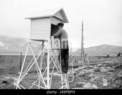 Finse, Slirå, 29. August 1959. Eisenbahnen und Meteorologe Olav rund um die Wetterstation. Foto; Sverre A. Børretzen / Aktuell / NTB Stockfoto