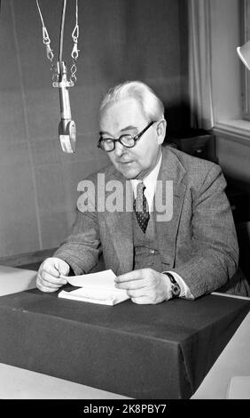 Oslo März 1949 bekannte Stimmen in NRK Radio. Hier Toralv Øksnevad, die bekannte 'Stimme aus London' in Aktion am Mikrofon. Foto: Current / NTB Stockfoto