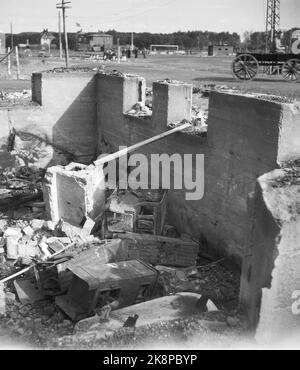 Die Kirkenes im Herbst 1945. Besuch des Kronprinzen; Kronprinz Olav reist nach dem Krieg durch Norwegen. (Hier die Zerstörung der Stadt; Krisenhäuser und Ruinen). Foto: Kjell Lynau / NTB Stockfoto