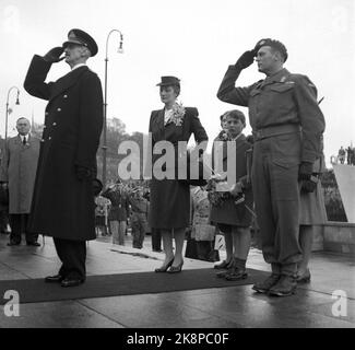 Oslo 19450607: Friedenstage 1945 Eine jubelende Menschenmenge auf der Honnørbryggen begrüßte die königliche Familie am 7. Juni 1945 nach Norwegen zurück. F.v. König Haakon, Kronprinzessin Märtha, Prinz Harald und Kronprinz Olav. Foto: NTB / NTB Stockfoto