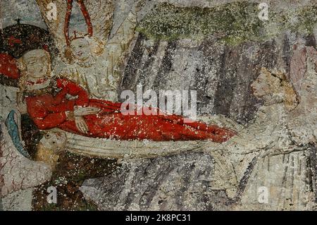 Die Engel tragen die Heilige Katharina von Alexandria weit oben, mit einem Engel (links), der lächelt und in den Himmel zeigt. Abschlussbericht zum mittelalterlichen Fresco-Zyklus im Ulmer Münster oder Münster, dem Dom in Ulm, Baden-Württemberg. Die Heilige Katharina war eine christliche Jungfrau im Jahr 300s n. Chr. und der Fresco-Zyklus erzählt die Geschichte ihres Lebens und ihres Todes, auf Befehl des römischen Kaisers Maxentius. Stockfoto