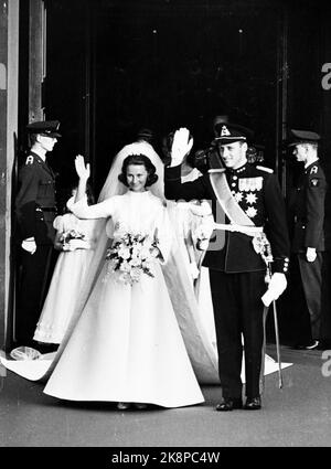 Oslo 19680829: Königliche norwegische Hochzeit: Kronprinz Harald und Kronprinzessin Sonja fotografiert nach der Hochzeit. Hier winken sie den Teilnehmern vor der Kathedrale von Oslo zu. Foto: NTB Stockfoto