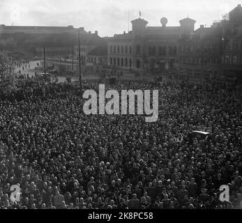 19450517: Mai 17 Feier Oslo 1945. Regen dämpfte die Feierlichkeiten während der ersten Feier des Nationaltages nach dem Krieg nicht. Hier die Menge, die an der Parteiversammlung am Rathausplatz teilnahm. Die westliche Gasse im Hintergrund. Foto: NTB / NTB Stockfoto