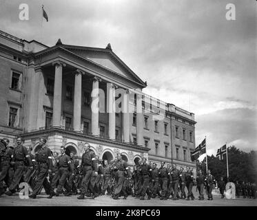 Oslo 19450609 Friedenstage 1945. Home Front Day. Die Heimatfront pariert das Karl Johans Tor zum Schloss hinauf und wird von großen Menschenmengen abgelehnt. Hier ist ein Unternehmen Home Front Soldaten, die Parade am Schloss. Foto: NTB / NTB Stockfoto