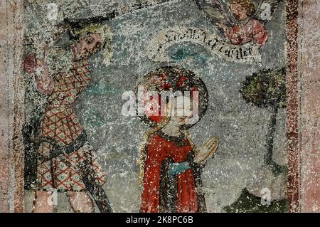 Heilige Katharina von Alexandria, kniet im Gebet, während ihr römischer Henker sein Breitschwert erhebt. Vorultimatives Panel im mittelalterlichen Fresco-Zyklus im Ulmer Münster oder Münster, dem Dom in Ulm, Baden-Württemberg. Die Heilige Katharina war eine christliche Jungfrau im Jahr 300s n. Chr. und der Fresco-Zyklus erzählt die Geschichte ihres Lebens und ihres Todes, auf Befehl des römischen Kaisers Maxentius. Stockfoto