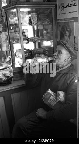 Rukkedalen in Hallingdal 1963 vom alten Landhändler in Rukkedalen in Hallingdal. Krambu. Länderhandel. Der Kunde nimmt ein Bier und sitzt auf einem Stuhl im Laden. Foto: Sverre A Børretzen / Aktuell / NTB Stockfoto