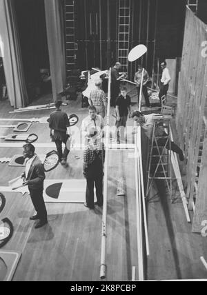 Oslo 196408 29-30. Chat Noir Revyteater 'The Black Cat' eröffnet nach dem Brand mit dem neuen Theatermanager Einar Schanke. Es wird gehämmert, geklopft und gesungen, und niemand kann während der Tests im Theater gestört werden. Es gibt nur wenige Tage für die Premiere, so dass jeder die ganze Zeit üben muss, auch mit Handwerkern um sie herum. Hier kommt Rolf Søder (v.v.) bei den Samples im Chat Noir mit seiner 'Charity' auf die Bühne. Foto: Aage Storløkken Current / NTB Stockfoto