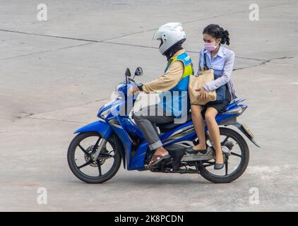 SAMUT PRAKAN, THAILAND, Okt 03 2022, Ein Taxifahrer auf einem Motorrad fährt mit einer Frau. Stockfoto