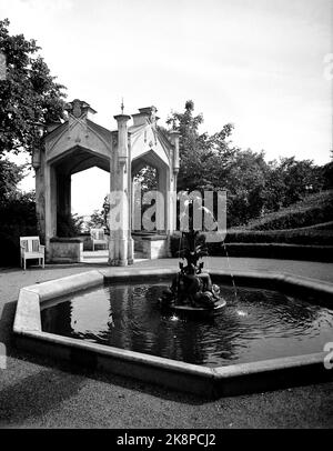 Oslo 19510713 Oscarshall Castle. Aus dem Garten mit dem Brunnen und Pool. Foto: Strand / NTB / NTB Stockfoto