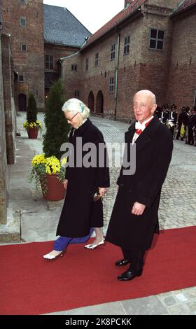 Oslo 19970528: Der Politiker Kåre Willoch trifft mit seiner Frau Anne Marie anlässlich des Gallama-Tages in Akershus ein, in Verbindung mit dem Besuch von König Albert II. Und Königin Paola von Belgien in Norwegen. Foto: Jon EEG NTB / NTB Stockfoto