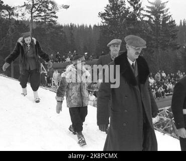 Holmenkollen, Oslo 19460303 die norwegische Königsfamilie ist seit 1906 selbst begeisterte Skifahrer und fleißige Zuschauer im Holmenkollen. Hier treffen sie am lang erwarteten Holmenkoll-Sonntag, nach dem Zweiten Weltkrieg, zum ersten Springrennen in Kollen ein. Vor König Haakon VII. Und hinter Kronprinz Olav, Prinz Harald und Prinzessin Astad. Foto: NTB/ Current Stockfoto