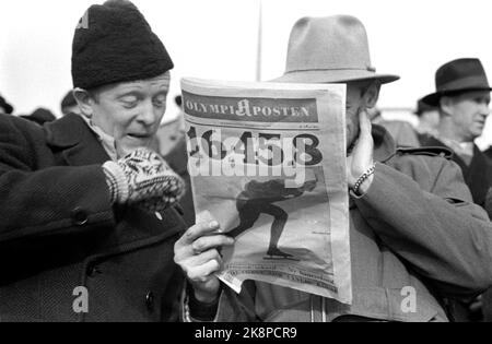 19520219 Oslo: Olympische Spiele, Olympische Winterspiele, Schlittschuhlauf, schnelles Rennen, 10.000 Meter: Das Publikum mit der Olympischen Post, die Hjalmar Andersen Hjallis Siegerzeit von 10.000 Metern zeigt: 16.45.8 Meter. Foto: Current / NTB Stockfoto