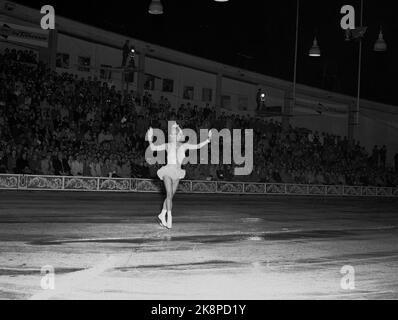 Oslo 19530821 Art Runner Sonja Henie in Oslo mit ihrer großen Eisschau. Zum ersten Mal nach dem Krieg sollte Sonja Henie für ein norwegisches Publikum auftreten. Hier in Aktion während der Eröffnungsshow im Jordal Amfi. Jordal, (immer noch eine Freiluftstrecke) wurde mitten im Sommer vereist. Die Show hatte 33 Vorstellungen, alle mit vollen Häusern. Foto: Høel / NTB / NTB Stockfoto