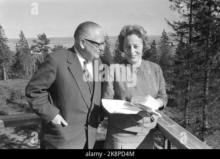 Oslo 19620609. Die Labour Party war Gastgeber, als die sozialistische Internationale ihre ratssitzung in Voksenåsen veranstaltete. Die Unterstützung von 200.000 streikenden Arbeitern in Spanien und der enge Kontakt mit den neuen Staaten Afrikas und Asiens sind wichtige Aufgaben für den demokratischen Sozialismus. Die Schifffahrt aus 26 Ländern traf sich in Voksenåsen. Hier Esther Herlitz aus Israel, Sekretärin von Mapai, Israels großer sozialdemokratischer Partei mit Bruno Pittermann, der in Österreich die Visker und Vorsitzender der spo ist. Die Demokratie ist stark in den beiden Ländern, in denen die Arbeitsbewegung stark ist. Foto: Ivar Aaserud Current / NTB Stockfoto