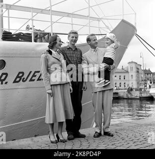 Oslo 1955. Thor Heyerdahl und seine Familie auf dem Dock des Schiffes 'M/S Chr. Bjelland' by Stavanger, in Oslo vor der Abfahrt zur pazifischen Osterinsel. Die gesamte Familie Heyerdahl nimmt an dieser Expedition Teil. Im Bild (f.) Frau Yvonne, Thor J.R. 17 Jahre als Deckjunge, Thor Heyerdahl und Tochter Anette 2 Jahre. Foto: Gerald Pagano / Current / NTB Stockfoto