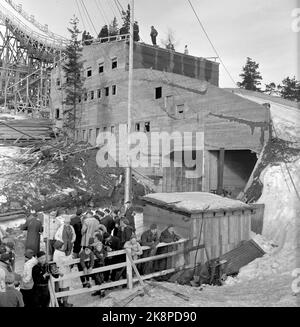 Holmenkollen, Oslo 19500318. Springen in Holmenkollbakken. Der Wind wehte das gesamte Holmenkollrennet weg, aber nach drei Stunden Verschiebung beruhigte er sich. 90.000 Zuschauer waren auf den Tribünen und in Sletta anwesend. Holmenkollbakken sei noch nie leicht einzuspringen gewesen, behaupten die Springer, und es sei nach dem Wiederaufbau noch schwieriger geworden. Das Haus am Boden ist noch nicht komplett fertiggestellt, aber alles sollte für die Olympischen Spiele 1952 bereit sein. Foto: Sverre A. Børretzen / Aktuell / NTB Stockfoto