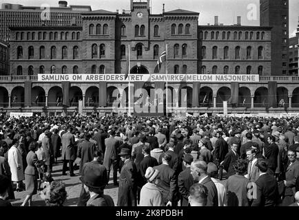 Oslo 19640501 1. Mai Demonstration in Oslo. Mai 1 der Zug ist nach Youngstorget gekommen. Große Menschenmenge auf dem Platz. Banner/Plakat entlang der Basarhallen mit dem Text 'Sammlung im Arbeitsausschuss, Zusammenarbeit zwischen den Nationen'. Foto: NTB / NTB Stockfoto