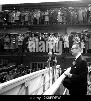 Oslo 19560517. Das neue Flaggschiff der norwegisch-amerikanischen Linie MS 'Bergensfjord' kommt nach der Jungfrau aus Newcastle über Bergen und Kristiansand in Oslo an. In Oslo legt das Schiff einen besonderen Wert auf die Feier des Nationaltages, der ansonsten von stürmischem Wetter geprägt ist. Bei strömendem Regen hält Bürgermeister Rolf Stranger (H) eine Begrüßungsrede für das Schiff und die vielen tausend Anwesenden. Foto: Sverre A. Børretzen / Aktuell / NTB Stockfoto