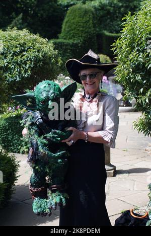 Eine Nahaufnahme einer Dame in Kostüm mit grünem Kobold beim Steampunk Weekend Event in Lincoln, Großbritannien Stockfoto