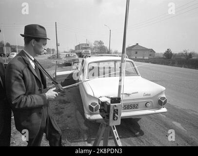 1969-05-12 "die Polizei versucht neue Straßen". Makan zur Beherrschung des Beschleunigers wurde auf den Straßen in Vestfold noch nie registriert. Aber dann war auch die großräumige Kontrolle der Polizei, die Operation Sample County genannt wurde, sowohl in der lokalen als auch in der Hauptpresse gründlich im Voraus. Tor Hvarnes von der Funklärmkontrolle in Telemark berichtete im Walkie-Talkien sofort, dass das Messgerät Geräusche oberhalb einer bestimmten Grenze aufzeichnete. Ergebnis: Die Polizei stoppte das Auto ein paar hundert Meter entfernt. Foto: Aage Storløkken / Aktuell / NTB Stockfoto