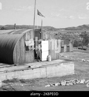 Die Kirkenes im Herbst 1945. Besuch des Kronprinzen; Kronprinz Olav reist nach dem Krieg durch Norwegen. (Hier kommt er aus einer Kaserne / Krisenhaus). Foto: Kjell Lynau / NTB Stockfoto