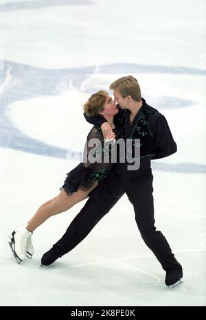 Hamar 19940220 OL 94 Lillehammer Olympische Winterspiele in Lillehammer Eiskunstlauf / Eistanz / Original Hamar Olympisches Amphitheater. Das britische Paar Jayne Torvill und Christopher Dean, das 1984 Olympiasieger wurde, kehrten in die Reihen der Amateurspieler zurück, um an den Olympischen Spielen 94 teilzunehmen. Sie wurden Nr. 3. Hier in Aktion im Original-Tanz. Foto: Hans Brox / NTB Stockfoto