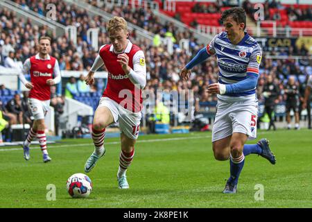 Tommy Conway von Bristol City (links) und Tom McIntyre von Reading (rechts) kämpfen während des Sky Bet Championship-Spiels im Select Car Leasing Stadium, Reading, um den Ball. Bilddatum: Samstag, 22. Oktober 2022. Stockfoto